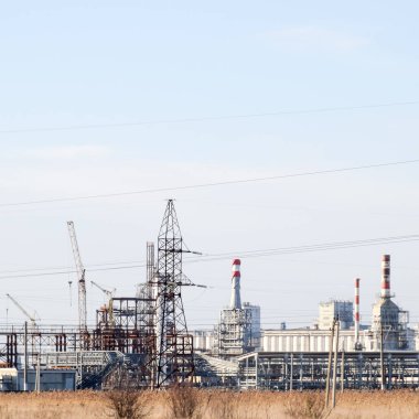 Damıtma sütunları, borular ve diğer ekipman fırınları rafineri.