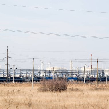 Damıtma sütunları, borular ve diğer ekipman fırınları rafineri.