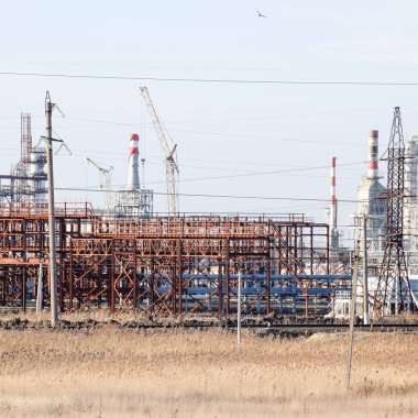 Damıtma sütunları, borular ve diğer ekipman fırınları rafineri.