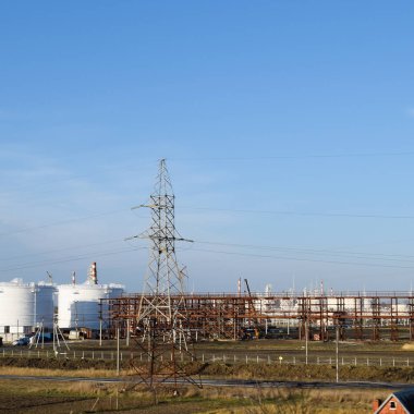 Damıtma sütunları, borular ve diğer ekipman fırınları rafineri.