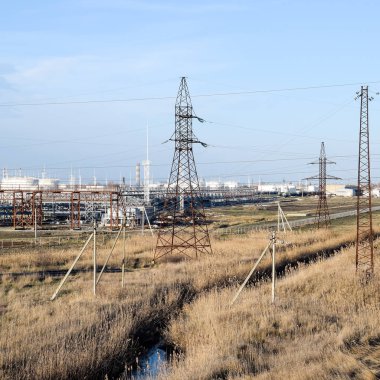 Damıtma sütunları, borular ve diğer ekipman fırınları rafineri.