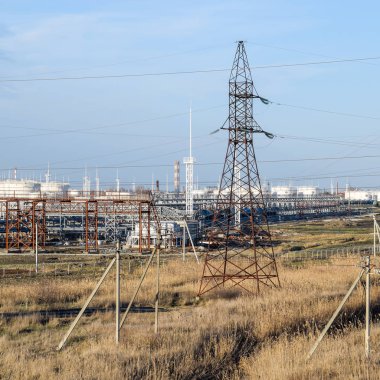 Damıtma sütunları, borular ve diğer ekipman fırınları rafineri.