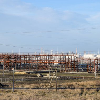 Damıtma sütunları, borular ve diğer ekipman fırınları rafineri.