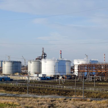 Damıtma sütunları, borular ve diğer ekipman fırınları rafineri.