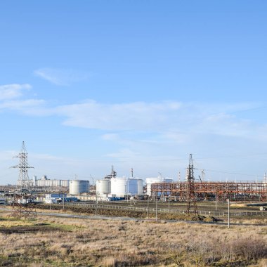 Damıtma sütunları, borular ve diğer ekipman fırınları rafineri.