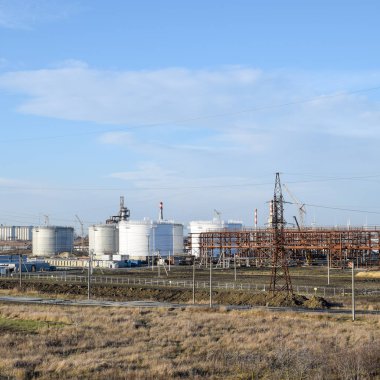 Damıtma sütunları, borular ve diğer ekipman fırınları rafineri.