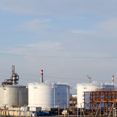 Damıtma sütunları, borular ve diğer ekipman fırınları rafineri.