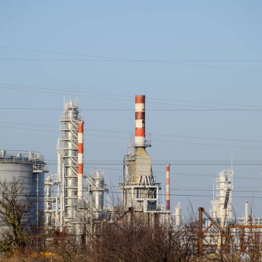 Damıtma sütunları, borular ve diğer ekipman fırınları rafineri.