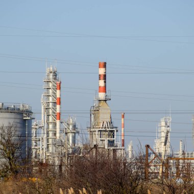 Damıtma sütunları, borular ve diğer ekipman fırınları rafineri.