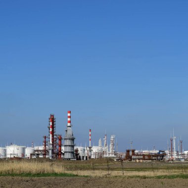 Damıtma sütunları, borular ve diğer ekipman fırınları rafineri.