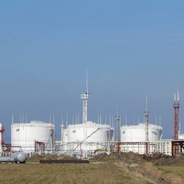 Damıtma sütunları, borular ve diğer ekipman fırınları rafineri.