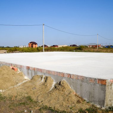 Ev ve kat dolu temeli. Ev inşaatı.