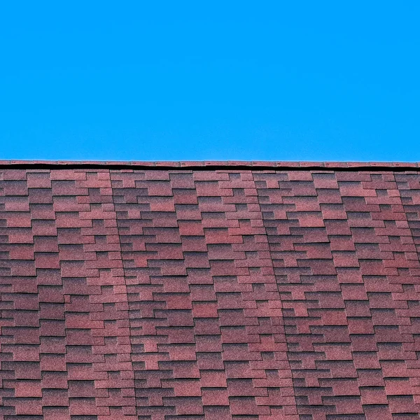 Telhado de telhas betuminosas multi-coloridas. Telas de betume modeladas. Telhado de borgonha betuminoso . — Fotografia de Stock