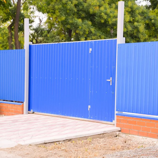 Modrá brána a plot — Stock fotografie