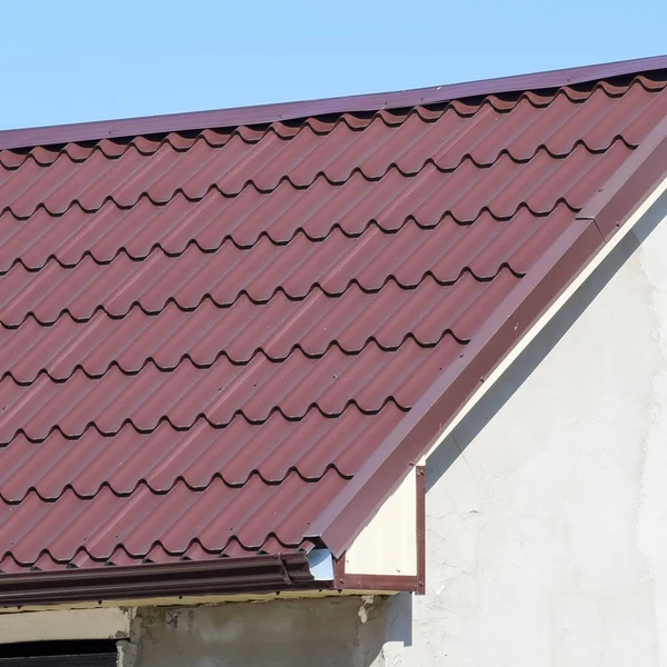 Taket av korrugerad plåt. Brown korrugerade metall profil tak. — Stockfoto