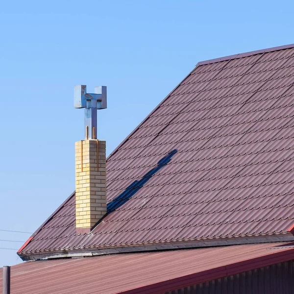Het dak van golfplaten. Brown gegolfde metalen profiel dak. — Stockfoto