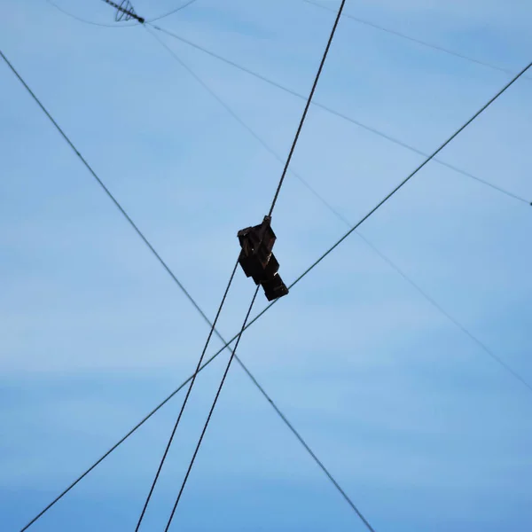 Verbinden Sie die beiden Kabel mit metallischer Befestigungsfestigkeit — Stockfoto