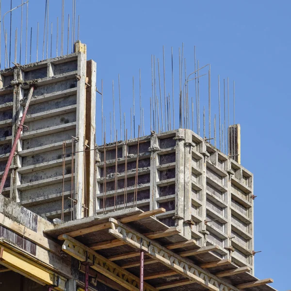 Constructie van een gebouw met meerdere artikelen — Stockfoto