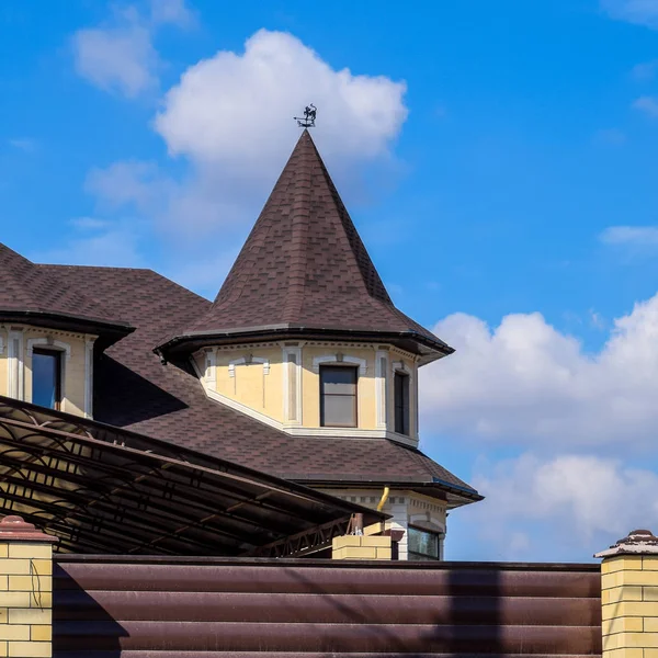 Metallo decorativo sul tetto di una casa di mattoni. Recinzione in metallo ondulato . — Foto Stock