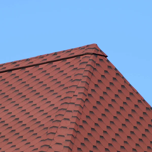 Telha metálica decorativa em um telhado — Fotografia de Stock