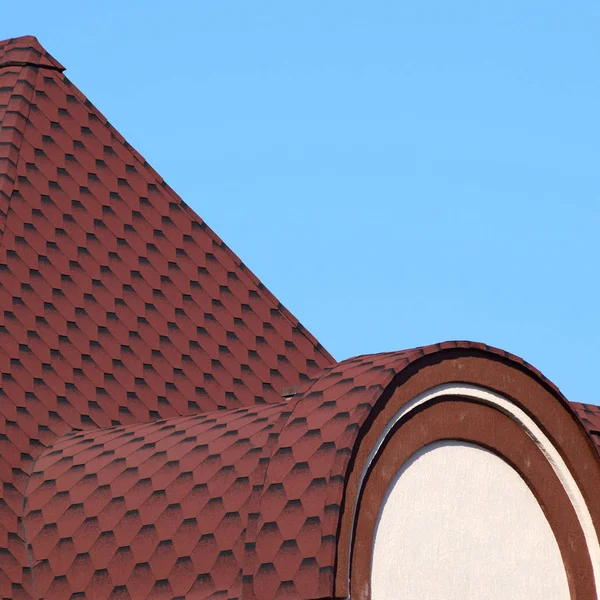 Декоративная металлическая плитка на крыше — стоковое фото