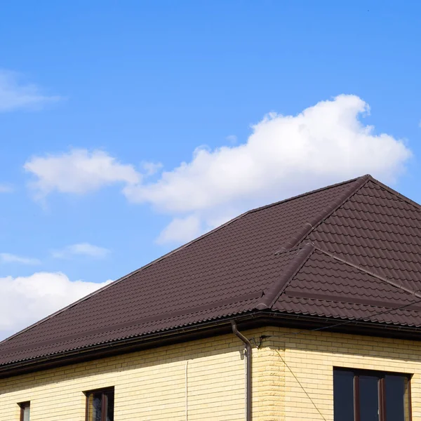 Dekoratives Metall auf dem Dach des Hauses. — Stockfoto