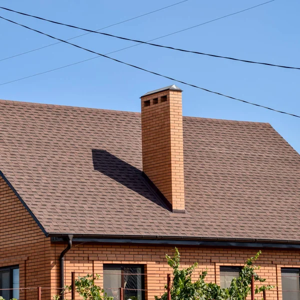 Maison individuelle avec un toit en tôles d'acier . — Photo