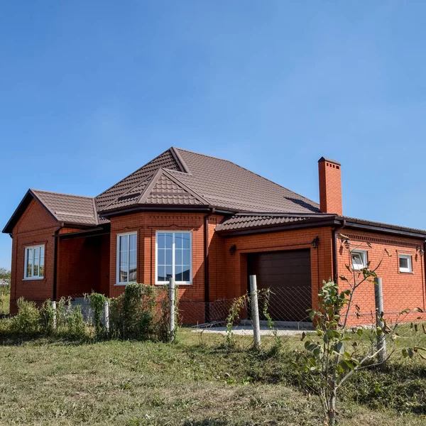 Einfamilienhaus mit einem Dach aus Stahlblech. — Stockfoto