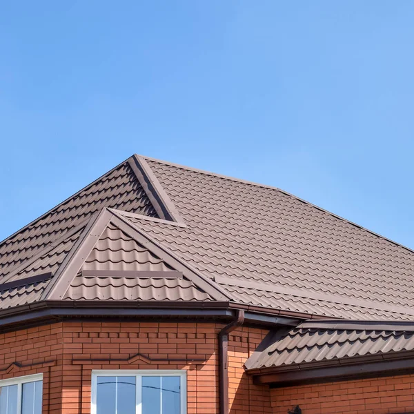 Vrijstaand huis met een dak gemaakt van stalen platen. — Stockfoto