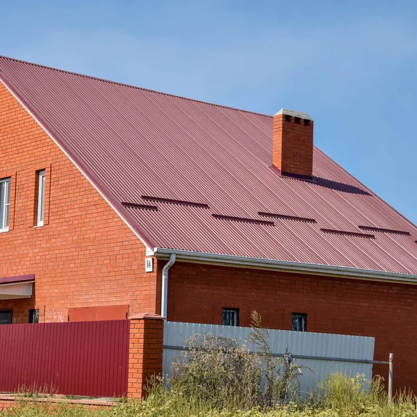 Detached house with a roof made of steel sheets. — Stock Photo, Image