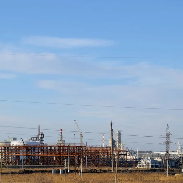 Damıtma sütunları, borular ve diğer ekipman fırınları rafineri.