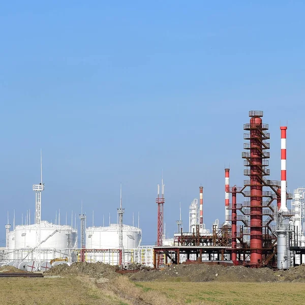 Columnas de destilación, tuberías y otros equipos hornos refinería . — Foto de Stock