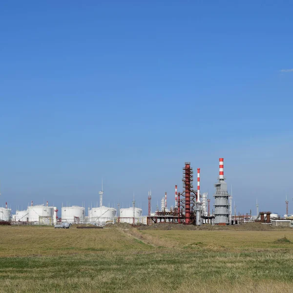 Destillationskolonnen, Rohre und andere Anlagen Raffinerieöfen. — Stockfoto