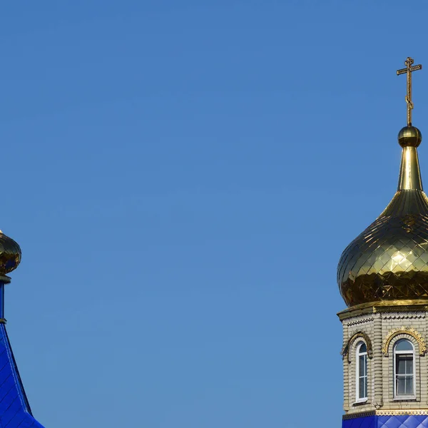 Cúpulas de una iglesia ortodoxa — Foto de Stock