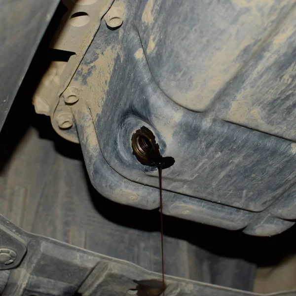 Afvoer van de oude olie van de motor door de aftapplug — Stockfoto