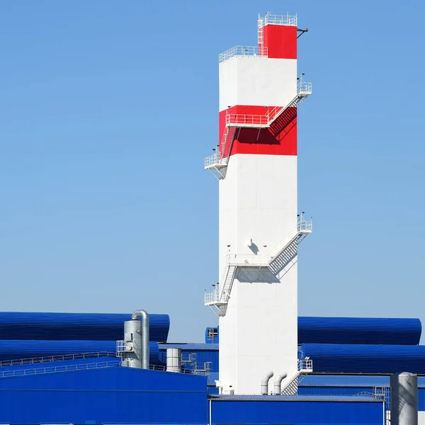 Torre de bomberos en la planta para el procesamiento de chatarra. Enorme refinador de metal antiguo de fábrica —  Fotos de Stock