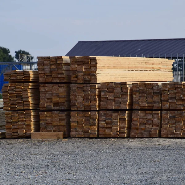 Gefaltete neue Platte am Bausockel. Holz. Kiefernholz — Stockfoto