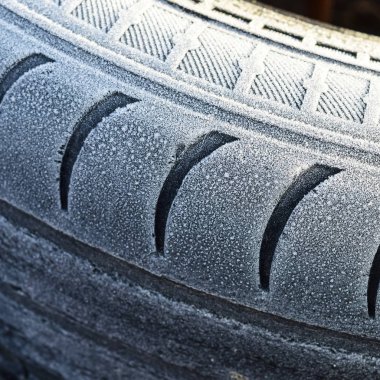 Hoarfrost bir lastik lastik tekerlek üzerinde