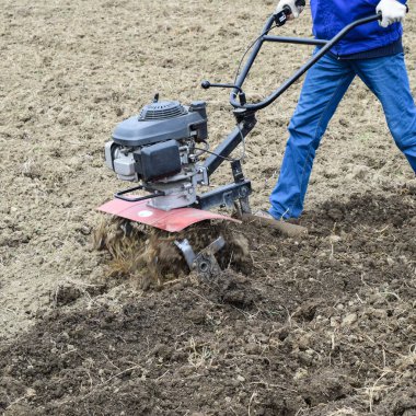 Yürüyüş arka plan traktör altında patates dikim