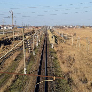 Arsa demiryolu. Üstten Görünüm raylar üzerinde. Yüksek voltajlı elektrik hatları için elektrikli trenler