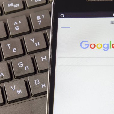 Smartphone Google arama sistemi üzerinde klavye arka plan ile. Google Yardımı ile bilgi bulma.