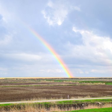 Gökkuşağı, peyzaj alanında bir görünüm. Oluşumu