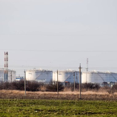 Rafineri. Rezervuarlar rafineri ürünleri depolama için. Düzeltme sütunlar.