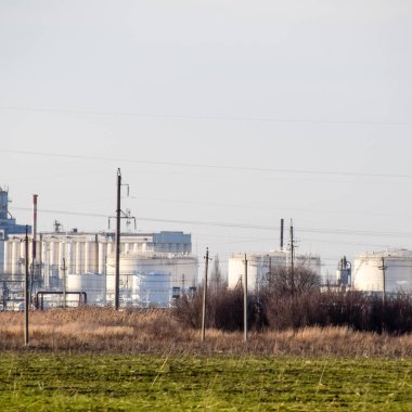 Rafineri. Rezervuarlar rafineri ürünleri depolama için. Düzeltme sütunlar.