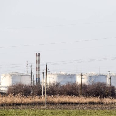 Rafineri. Rezervuarlar rafineri ürünleri depolama için. Düzeltme sütunlar.