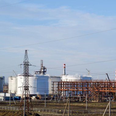 Rafineri. Rezervuarlar rafineri ürünleri depolama için. Düzeltme sütunlar.