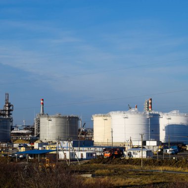 Rafineri. Rezervuarlar rafineri ürünleri depolama için. Düzeltme sütunlar.