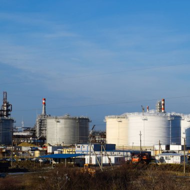 Rafineri. Rezervuarlar rafineri ürünleri depolama için. Düzeltme sütunlar.