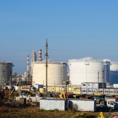 Rafineri. Rezervuarlar rafineri ürünleri depolama için. Düzeltme sütunlar.