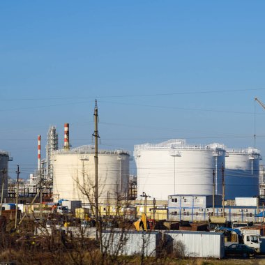 Rafineri. Rezervuarlar rafineri ürünleri depolama için. Düzeltme sütunlar.